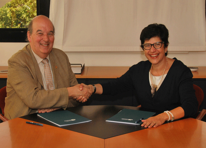Pere Alavedra, rector de la UIC, y Candela Calle, directora general del ICO, tras la firma del acuerdo