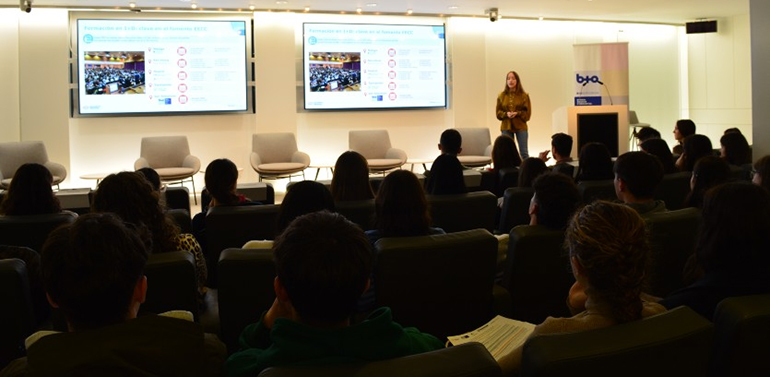 El programa de FARMAINDUSTRIA “Acercando la ciencia a las escuelas” celebra su segunda edición en San Sebastián